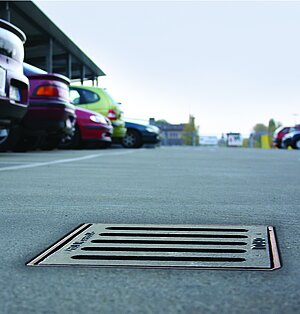 Partly roofed parking level with drivable LORO-VERSAL drain