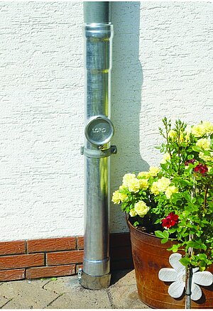 [Translate to EN:] LORO-X Sanierungs-Regenstandrohr mit Reinigungsöffnung